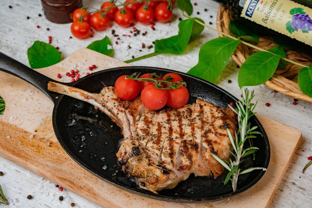 TOMAHAWK DE PORC ALLA GRIGLIA